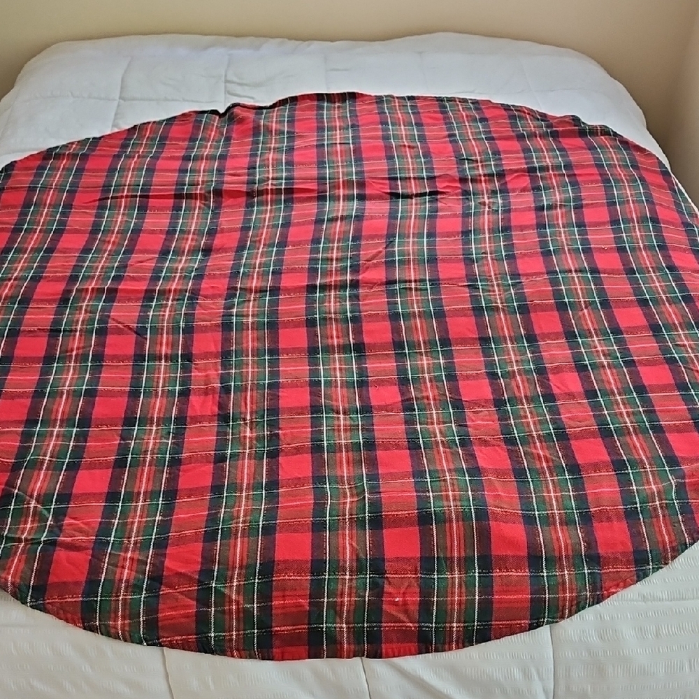 MARTHA STEWART Red and Green Plaid Round Table Cloth